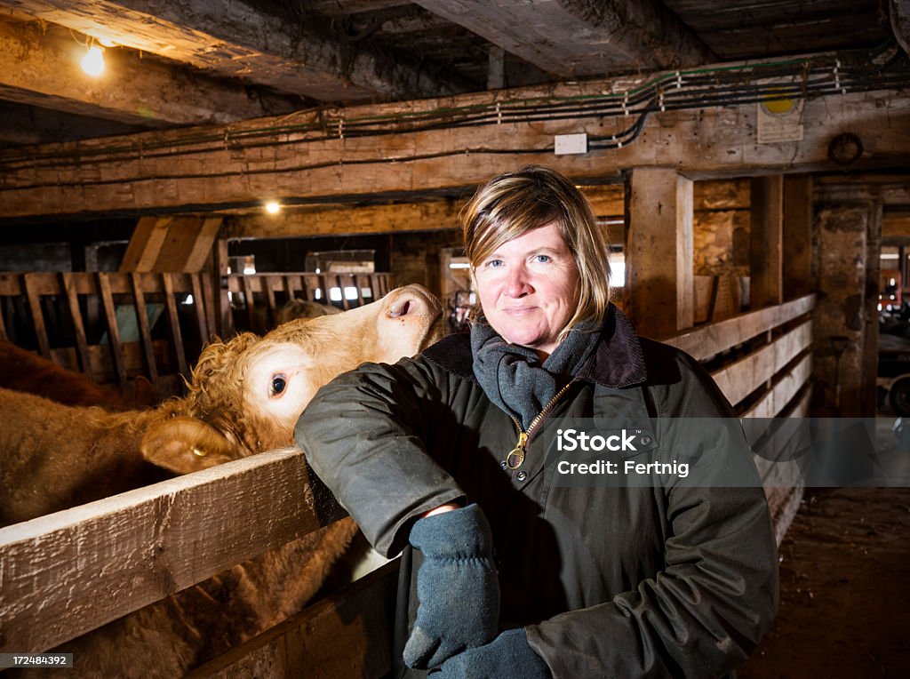 Femme agriculteur dans une ferme de bétail. - Photo de Portrait - Image libre de droits