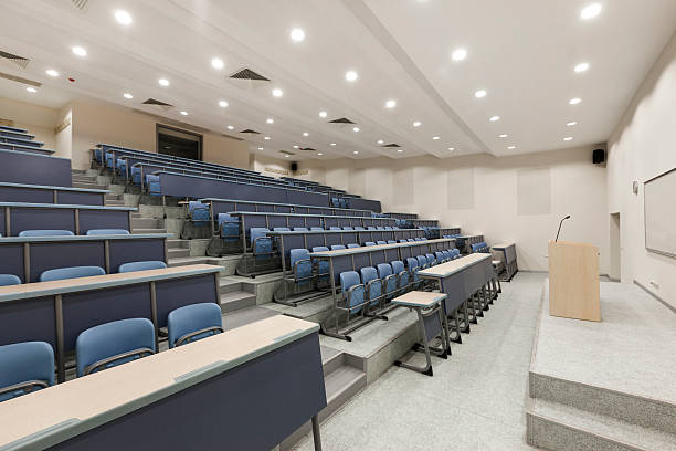 sala de aula de universidade - lecture hall auditorium university empty - fotografias e filmes do acervo