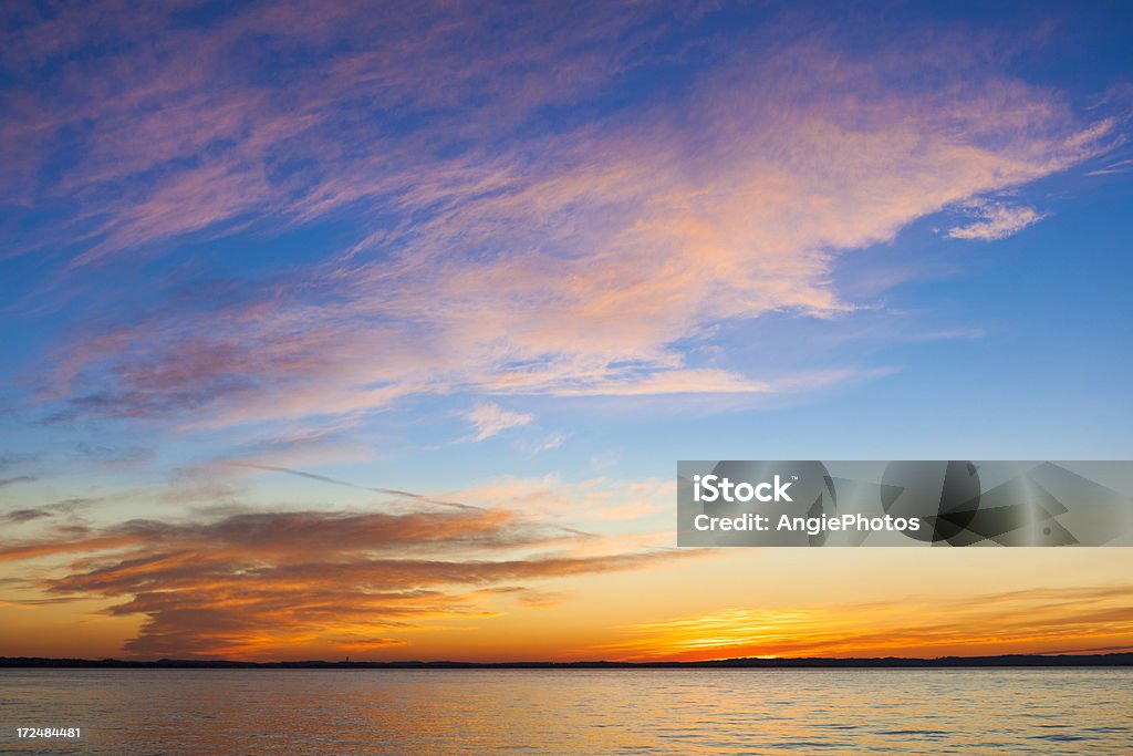 Pôr do sol sobre o lago - Foto de stock de Amarelo royalty-free