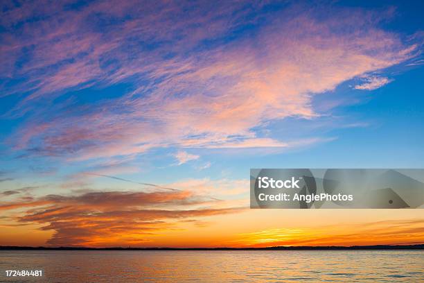 Foto de Pôr Do Sol Sobre O Lago e mais fotos de stock de Amarelo - Amarelo, Azul, Beleza natural - Natureza