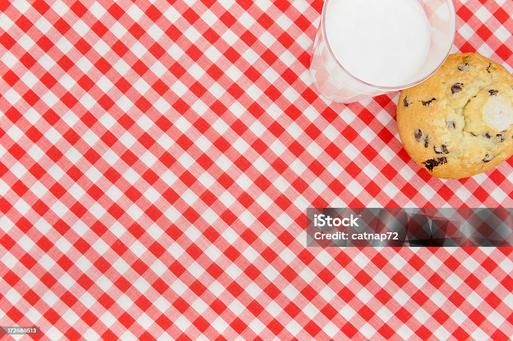 Muffin und Glas Milch, rot kariertes Tischtuch - Lizenzfrei Bildkomposition und Technik Stock-Foto