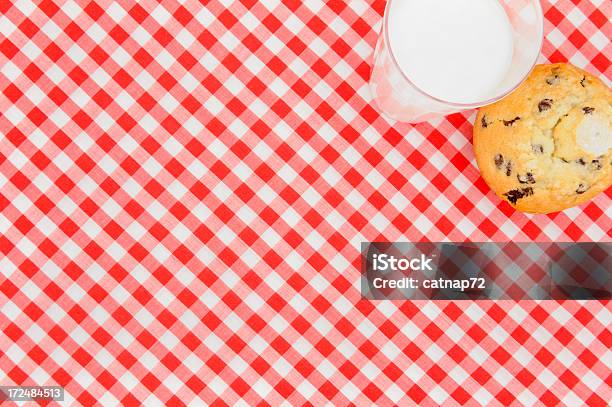 Muffin Und Glas Milch Rot Kariertes Tischtuch Stockfoto und mehr Bilder von Bildkomposition und Technik - Bildkomposition und Technik, Chocolate Chip, Einzelner Gegenstand