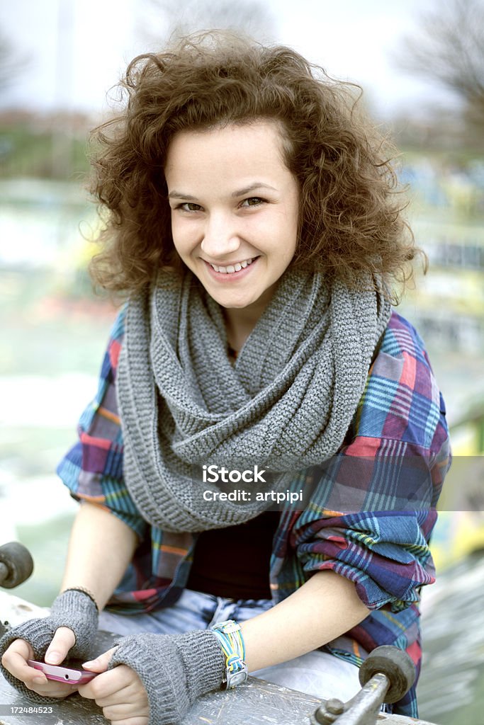 Teenager-Mädchen mit skateboard - Lizenzfrei Blick in die Kamera Stock-Foto