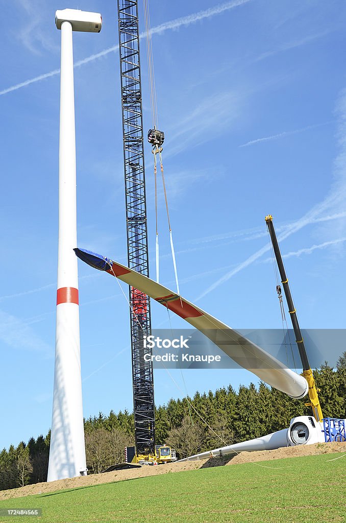 Cranes lift rotor blade auf wind turbine Baustelle - Lizenzfrei Ausrüstung und Geräte Stock-Foto
