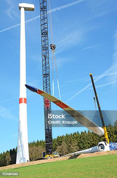Cranes Lift Rotor Blade Auf Wind Turbine Baustelle Stockfoto und mehr Bilder von Ausrüstung und Geräte - Ausrüstung und Geräte, Bauen, Baufahrzeug