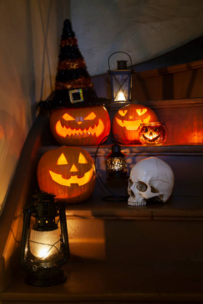 calabazas de halloween en el escalón delantero con decoraciones de halloween - pumpkin simplicity rustic old fotografías e imágenes de stock