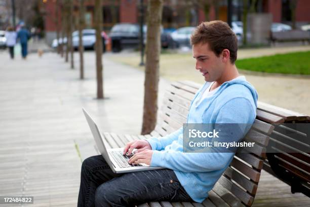 Attraktiver Junger Mann Mit Laptop Auf Park Bench Stockfoto und mehr Bilder von Im Freien - Im Freien, Junger Erwachsener, Laptop