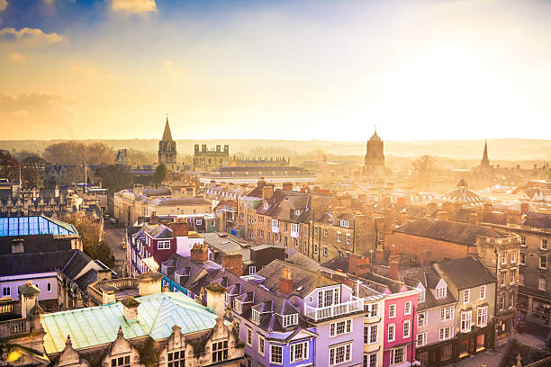 la ciudad de oxford desde arriba al atardecer, reino unido - oxford fotografías e imágenes de stock