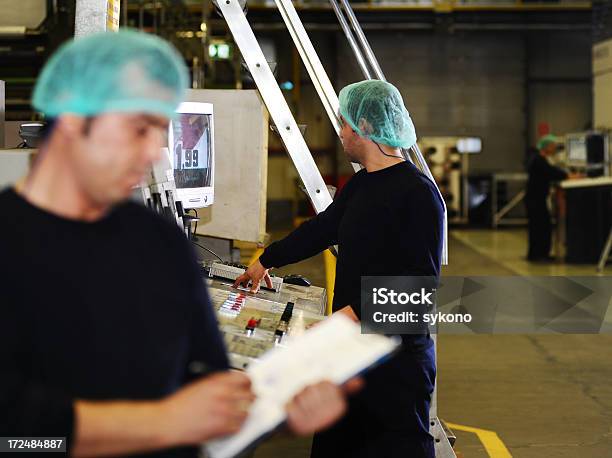 근로자 인쇄 공장요 석유공에 대한 스톡 사진 및 기타 이미지 - 석유공, 컴퓨터 모니터, 2명