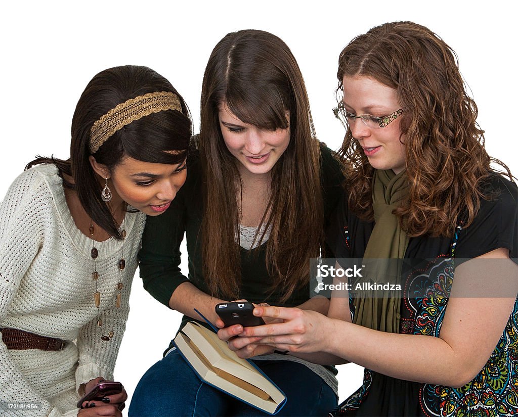3 college filles à la recherche de photos pour téléphone portable - Photo de 18-19 ans libre de droits