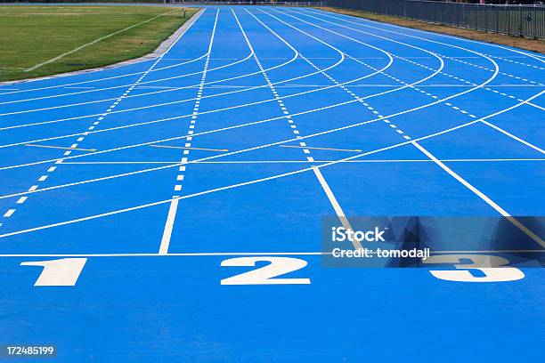 Nummerierte Lanes Auf Einer Laufbahn Stockfoto und mehr Bilder von Leichtathletik-Startblock - Leichtathletik-Startblock, Blau, Leichtathletik
