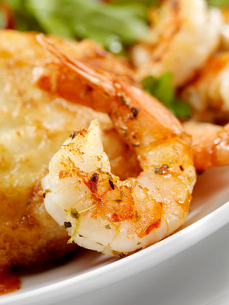 gâteaux de crevettes avec courage - grits prepared shrimp restaurant food photos et images de collection