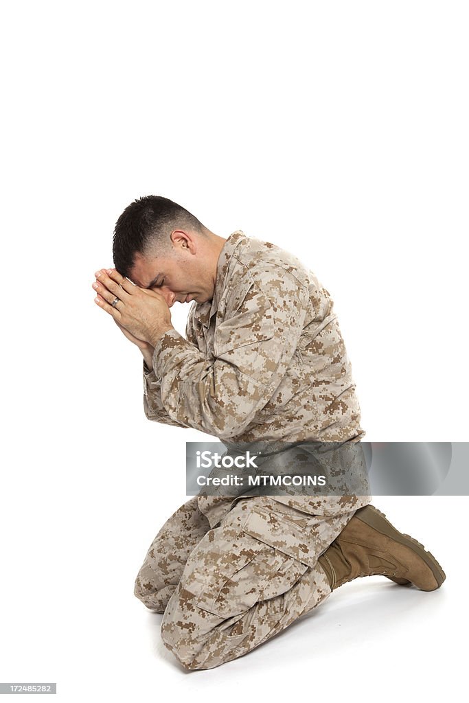 Inginocchiarsi pregare Marine - Foto stock royalty-free di Personale militare