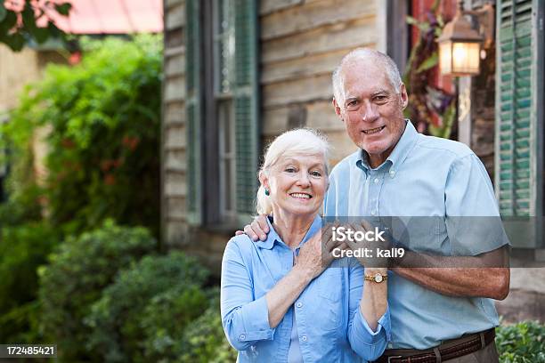 Coppia Senior Davanti A Casa - Fotografie stock e altre immagini di Davanti - Davanti, Casa, Relazione di coppia