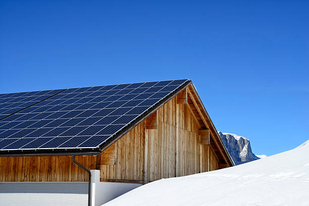 光起電性屋根 - solar panel alternative energy chalet european alps ストックフォトと画像