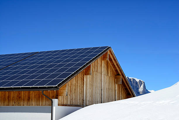 использованием фотоэлектрических крыше - solar panel alternative energy chalet european alps стоковые фото и изображения