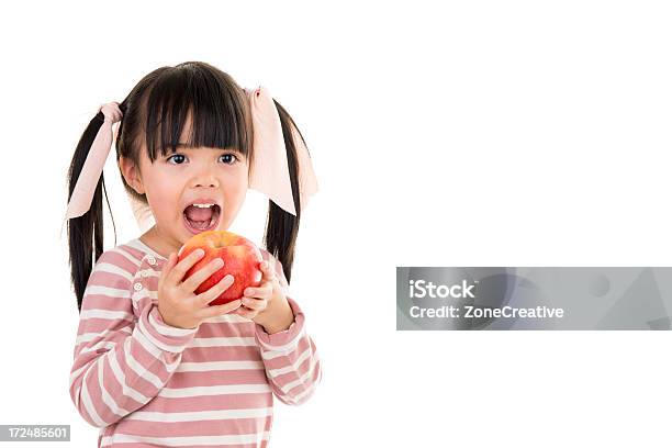 Hermoso Retrato De Niña Asiática Con Apple Fondo Blanco Foto de stock y más banco de imágenes de Asia