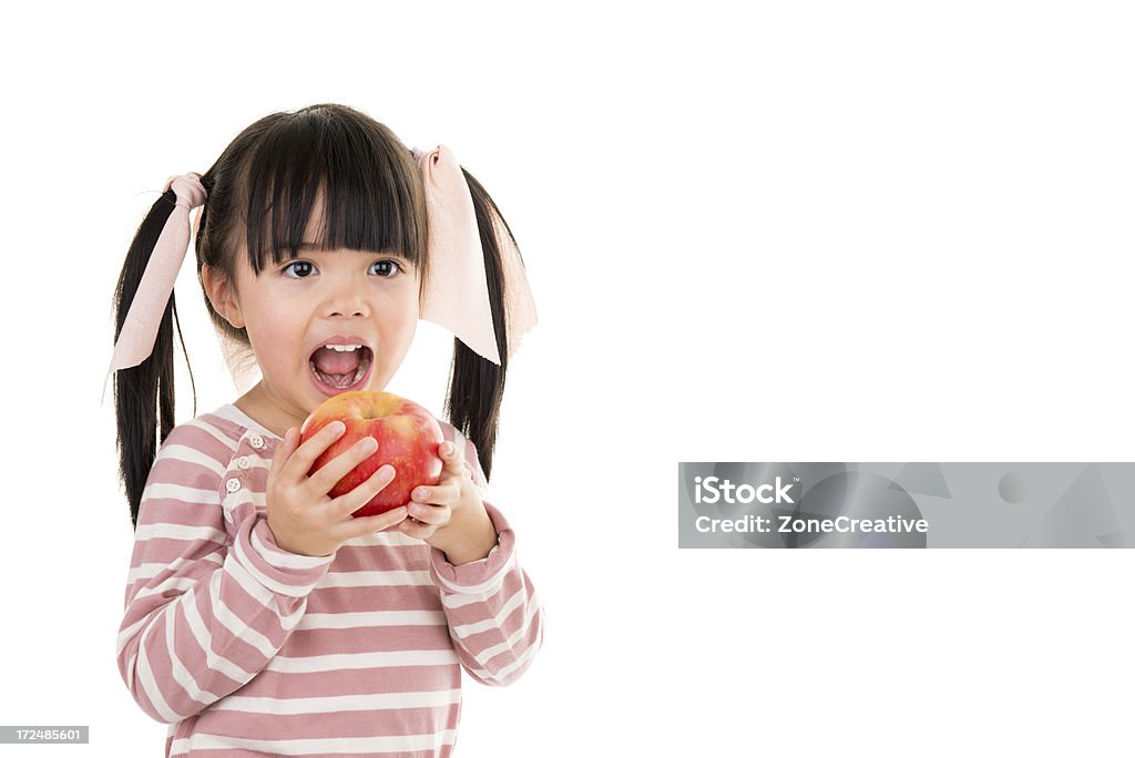Asiático linda menina do retrato com maçã fundo branco - Foto de stock de Asiático e indiano royalty-free