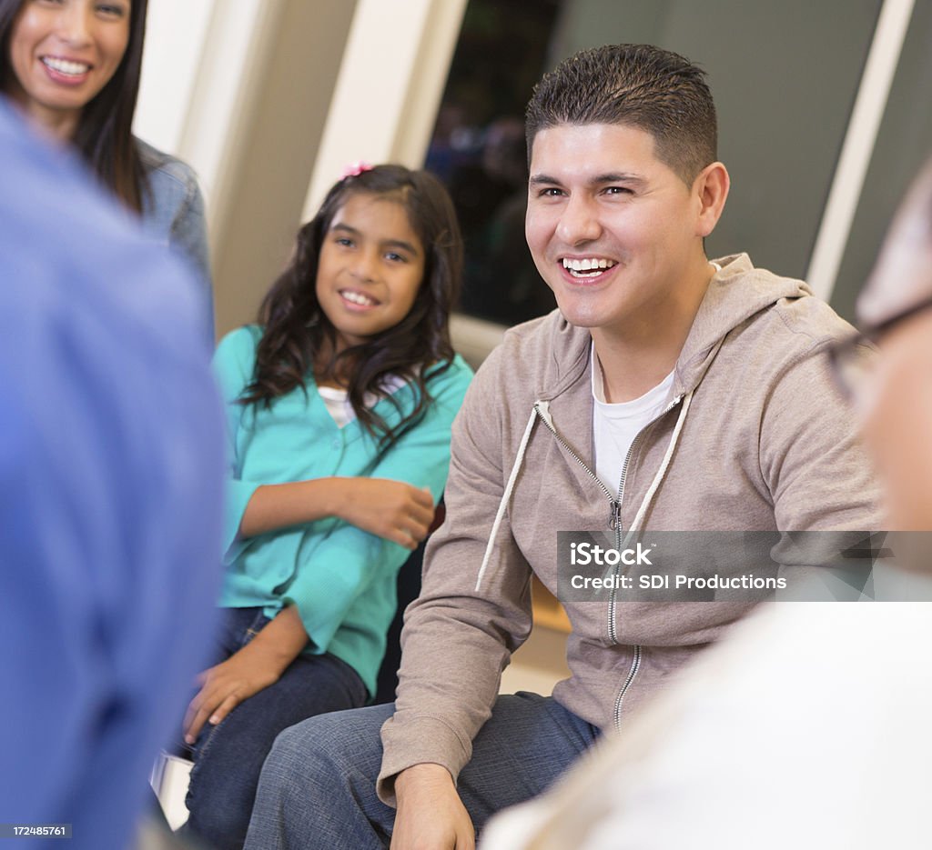 Homem com sua família em um tipo de discussão Reunião - Royalty-free Adulto Foto de stock