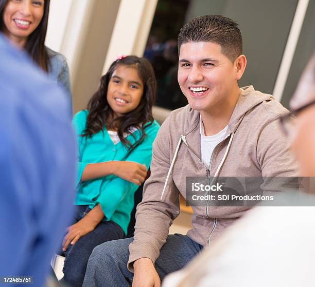 Foto de Homem Com Sua Família Em Uma Discussão Tipo De Reunião e mais fotos de stock de Adulto