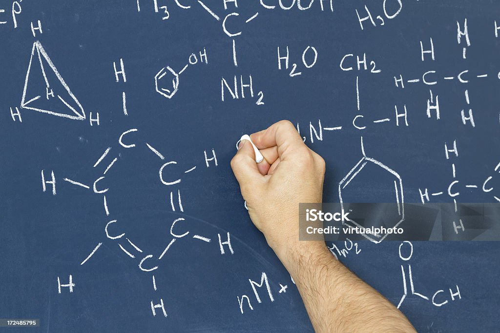 Scrive equazioni chimiche - Foto stock royalty-free di Chimica