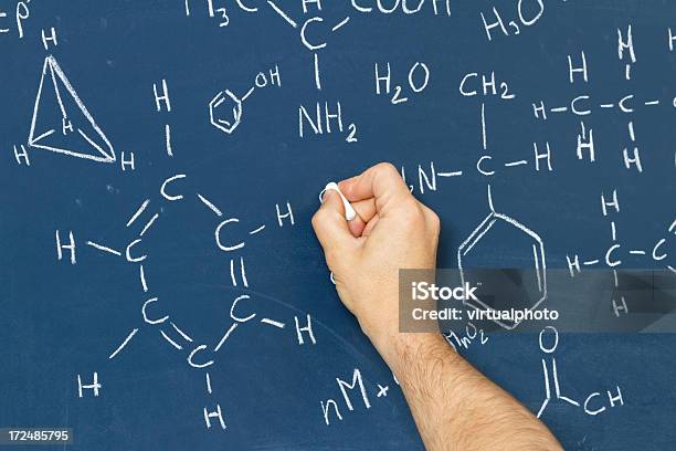 Scrive Equazioni Chimiche - Fotografie stock e altre immagini di Chimica - Chimica, Corso di chimica, Formula chimica