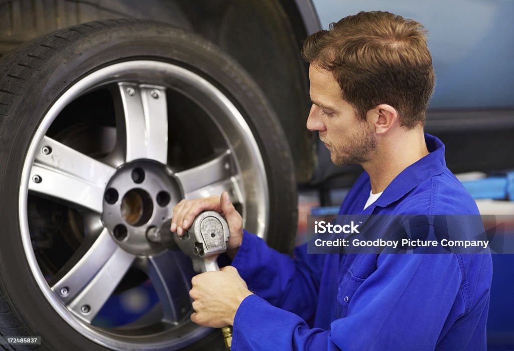 Torquing die Stollen Nüssen - Lizenzfrei Auto Stock-Foto