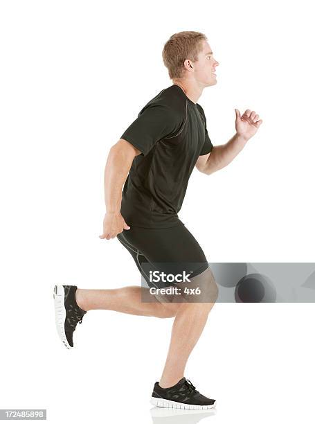 Profilo Di Un Atleta Maschile In Esecuzione - Fotografie stock e altre immagini di Correre - Correre, Profilo - Vista laterale, Uomini