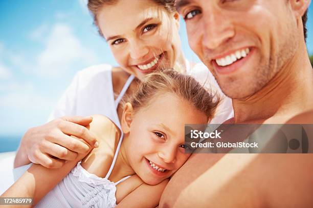 둘러싸인 자신의 학부모의 사랑입니다 가족에 대한 스톡 사진 및 기타 이미지 - 가족, 귀여운, 기혼
