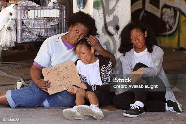 Бездомных Семья Глаза Вниз — стоковые фотографии и другие картинки Бездомность - Бездомность, Африканская этническая группа, Бедность