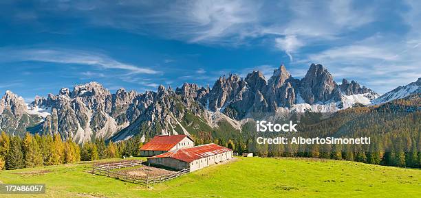 Panorama Alpino - Fotografie stock e altre immagini di Ambientazione esterna - Ambientazione esterna, Area selvatica, Autunno