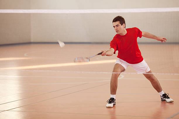 jogador de badminton com uma raquete na sua mão hit volante - badminton racket isolated white imagens e fotografias de stock