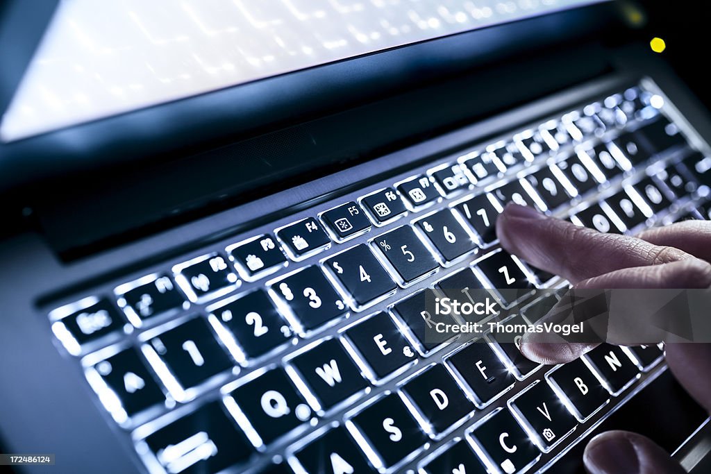 Работа на ноутбуке с подсветкой - Стоковые фото Иллюминация роялти-фри