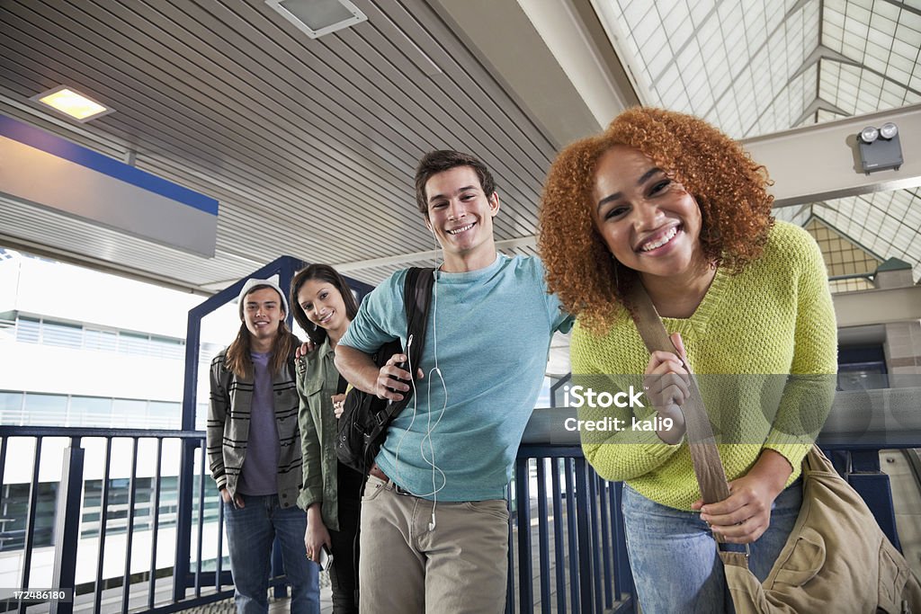 Adolescentes esperando por bonde - Foto de stock de 16-17 Anos royalty-free