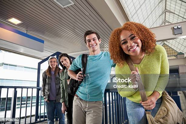 Foto de Adolescentes Esperando Por Bonde e mais fotos de stock de 16-17 Anos - 16-17 Anos, 18-19 Anos, Adolescente