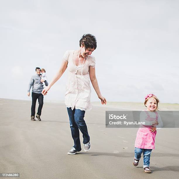 Plaża Family Fun - zdjęcia stockowe i więcej obrazów 2-3 lata - 2-3 lata, Biegać, Cztery osoby