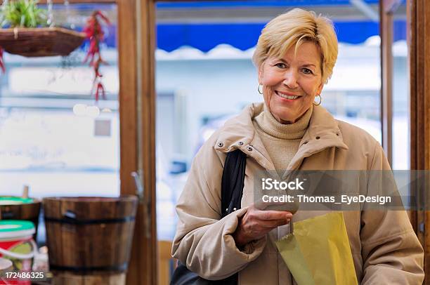 女性顧客のショッピングにグリーン八百屋 - 1人のストックフォトや画像を多数ご用意 - 1人, 60-64歳, 60代