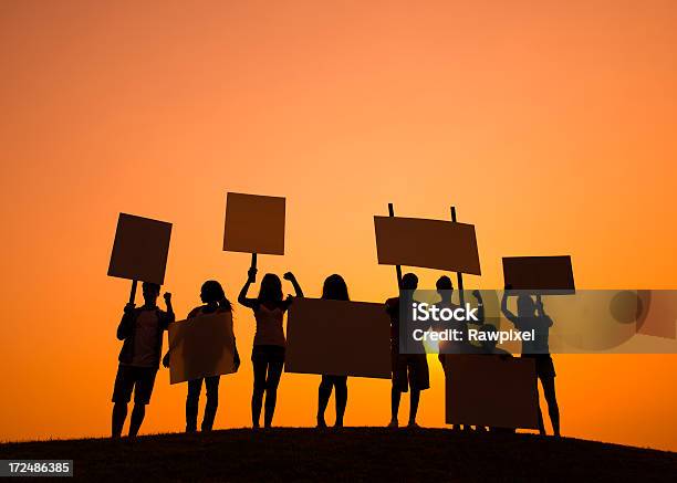 Protestas Foto de stock y más banco de imágenes de Silueta - Silueta, Manifestación, Manifestante