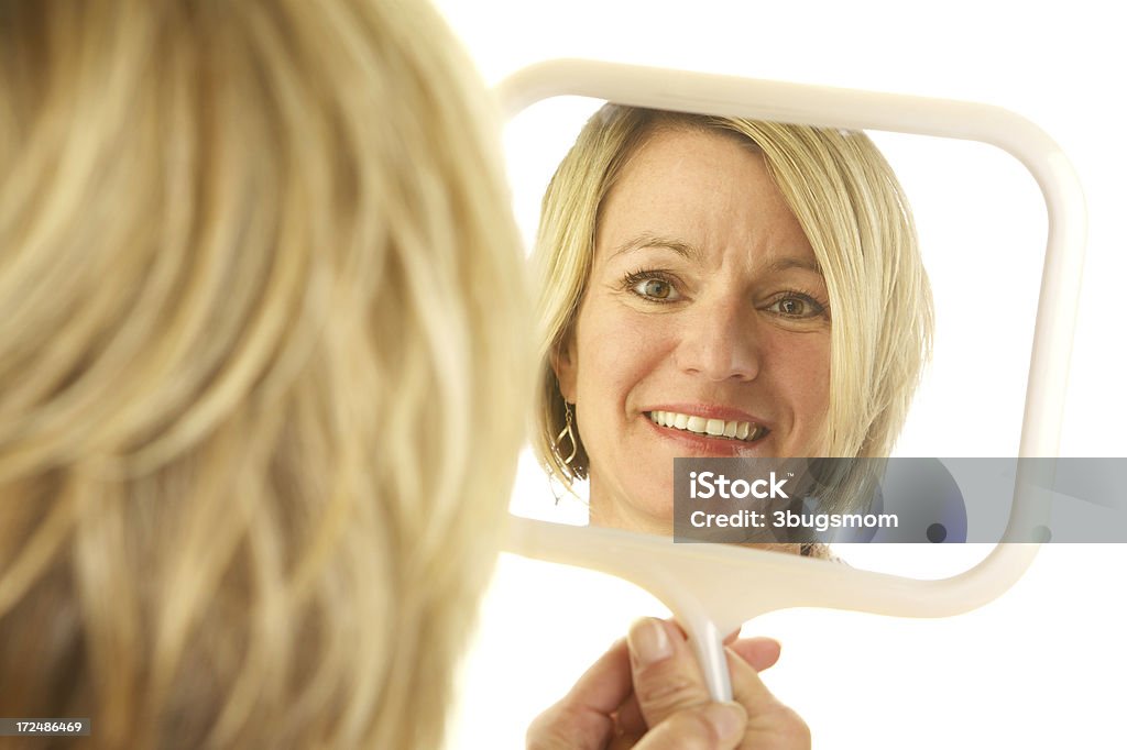 Blonden Frau Blick auf Ihr Spiegelbild in den Spiegel - Lizenzfrei 35-39 Jahre Stock-Foto