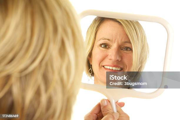 Mulher Loiro Olhando Para Seu Reflexo No Espelho - Fotografias de stock e mais imagens de 30-39 Anos - 30-39 Anos, 35-39 Anos, 40-44 anos