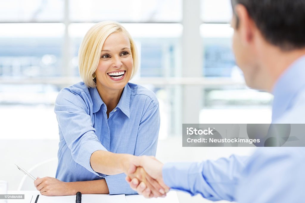Femme d'affaires se serrent la main avec l'employé - Photo de Accord - Concepts libre de droits