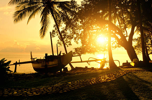 jukung de pescador em bali em sunrise - junkung imagens e fotografias de stock