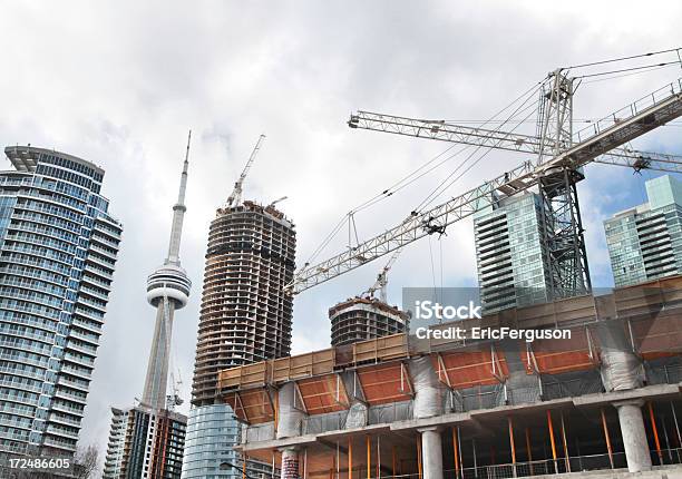 Photo libre de droit de Toronto En Cours De Construction banque d'images et plus d'images libres de droit de Toronto - Toronto, Industrie du bâtiment, Chantier de construction