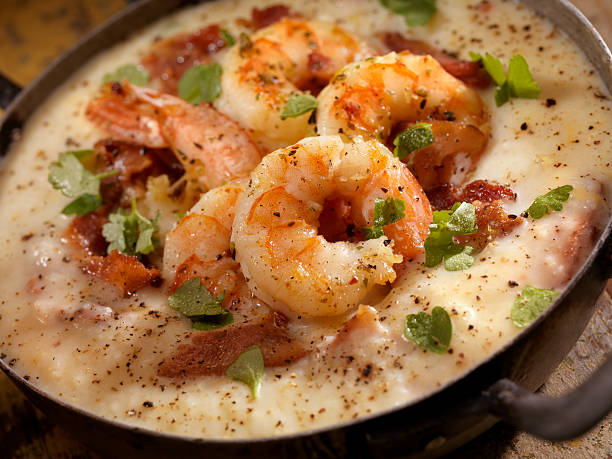 креветки и grits - grits prepared shrimp restaurant food стоковые фото и изображения