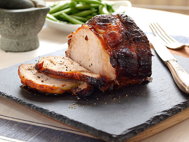 gebratene schweinefleisch - schweinebraten stock-fotos und bilder