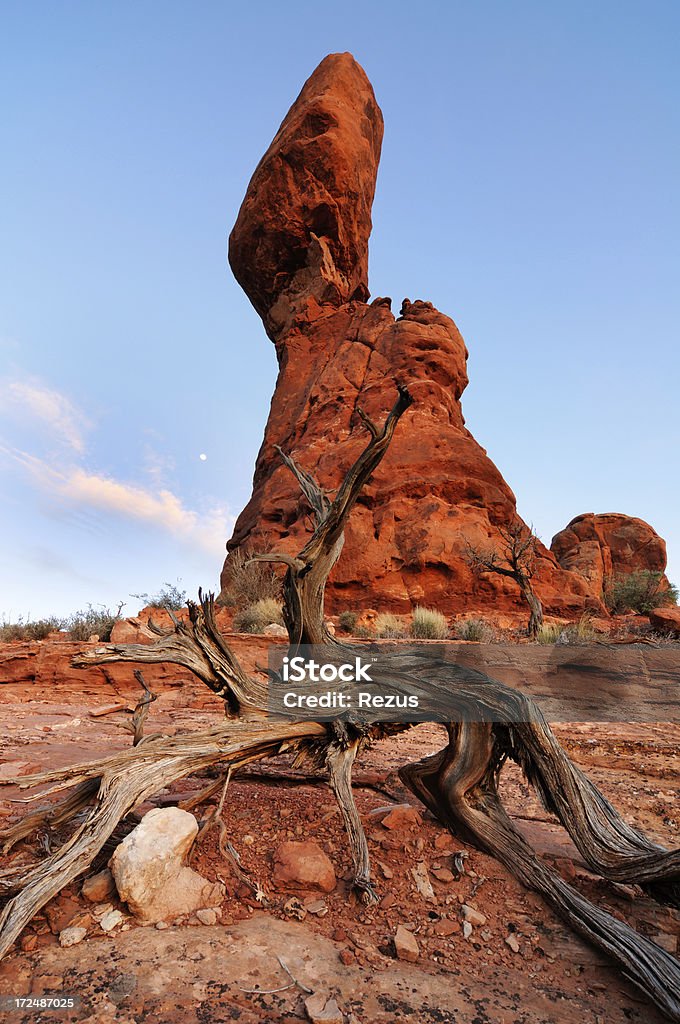 Pôr do sol Paisagem com Balanced Rock no Parque Nacional de Arches - Royalty-free Anoitecer Foto de stock