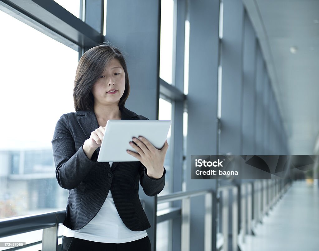 Geschäftsfrau mit digital PC - Lizenzfrei Eingangshalle - Gebäudeteil Stock-Foto