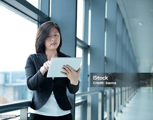 Photo libre de droit de Femme Daffaires Avec Ordinateur Numérique banque d'images et plus d'images libres de droit de Hall d'accueil - Hall d'accueil, Tablette numérique, 25-29 ans