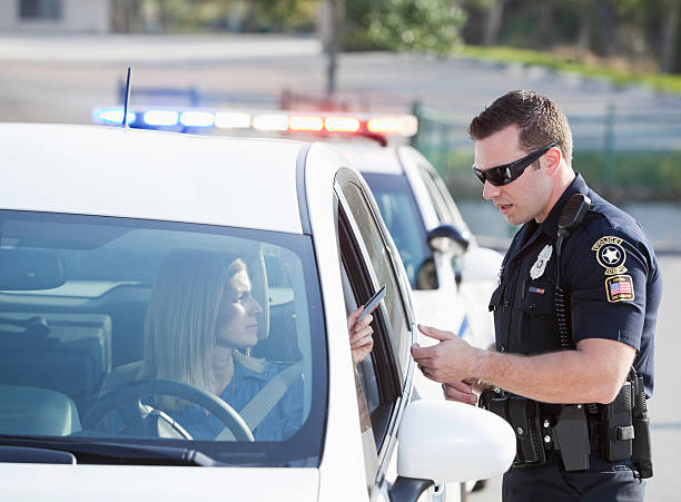 femme contrôle de circulation routière - pulled over by police photos et images de collection