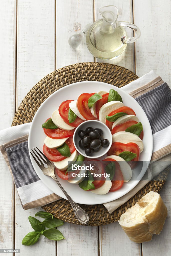 Insalata immagini:  Insalata Caprese - Foto stock royalty-free di Insalata caprese